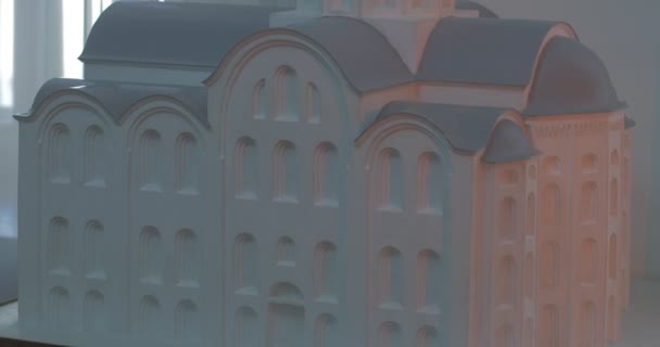 Piccolo modello in gesso bianco della chiesa di decima Pareti bianche Cupola sferica e tetto Panorama sulla croce della parete sulla cupola all'interno — Video Stock