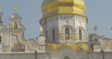 İnsanlar katedral kilise güneşli Panorama duvarlarında Kiev-Pechersk Lavra Golden Cupolas görüntülerin varsayım Katedrali doğru yürüyor