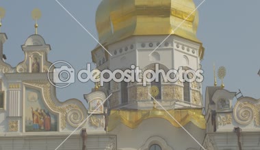 İnsanlar katedral kilise güneşli Panorama duvarlarında Kiev-Pechersk Lavra Golden Cupolas görüntülerin varsayım Katedrali doğru yürüyor