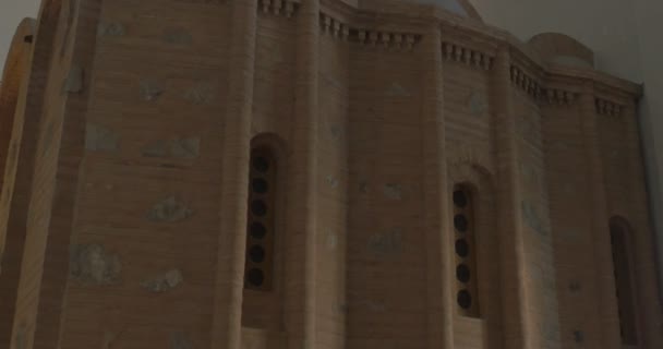 John baptistické církve v předpoklad katedrála světle hnědé kamenné zdi úzká okna s kulaté brýle Dome Panorama zdi kované železné brány — Stock video