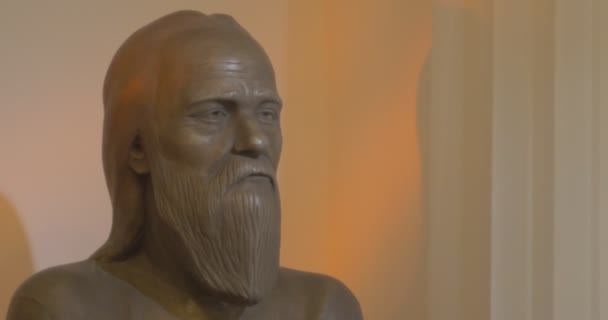 Skulptur sten byst av Nestor den chronicler Nestors ansikte gubbe med skägg suddig bild inomhus lampljus — Stockvideo