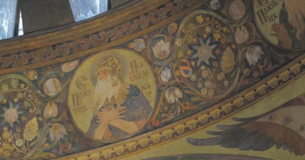 De kerk van orthodoxe heiligen Anthony en Theodosius schilderen de muren panorama van het interieur van de tempel brandende kaarsen service orthodoxe kerk — Stockvideo