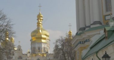 Kiev-Pechersk Lavra Güneşli Günü Panorama Of Varsayım Katedrali Kubbeler Alt Katman Çan Kulesi Açık Mavi Gökyüzü Ağaçları Yaprak sütunolmadan