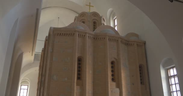 Chiesa di San Giovanni Battista Tempio separato all'interno della Cattedrale dell'Assunzione di Kiev-Pechersk Lavra Pareti di pietra marrone chiaro Cuopla Finestre Panorama — Video Stock