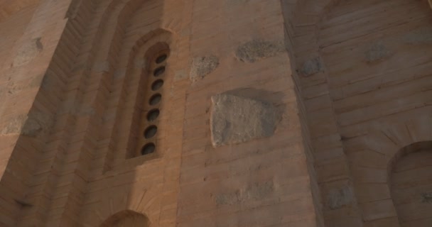 John La Iglesia Bautista Templo separado Dentro de la Catedral de la Asunción de Kiev-Pechersk Lavra Paredes de piedra marrón claro Cuopla Ventanas Panorama — Vídeo de stock