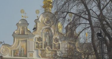 Kiev-Pechersk Lavra Güneşli gün Panorama Katedrali Açık Mavi Gökyüzü Ağaçları Yapraksız Açık Katman Varsayım Katedrali