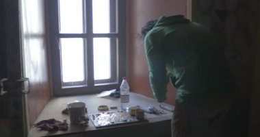 Yeşil Giyimli Adam Sanatçı Pencereye Yakın Duruyor Pencerede İç Mekanlarda Boyama İçin Boyalar Hazırlıyor