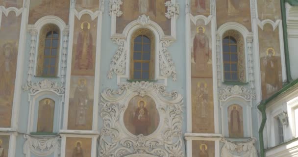 Hoofdingang van Kiev-Pechersk Lavra Holy Gates kerk op de Heilige poorten van de heilige drie-eenheid panorama van kerk buiten beelden op de muren — Stockvideo