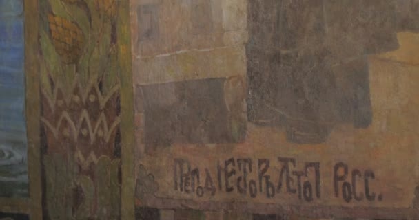 Nestor de kroniek Tilt up beeld schilderij kerk van St Anthony en Theodosius Refectory muurschilderingen op de muren van de tempel panorama van het interieur — Stockvideo