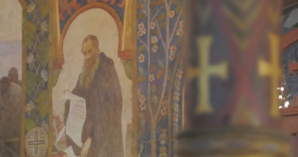 Nestor de kroniekschrijver beeld schilderij kerk van St Anthony en Theodosius refter muurschilderingen op de muren van de tempel Panorama van het interieur — Stockvideo