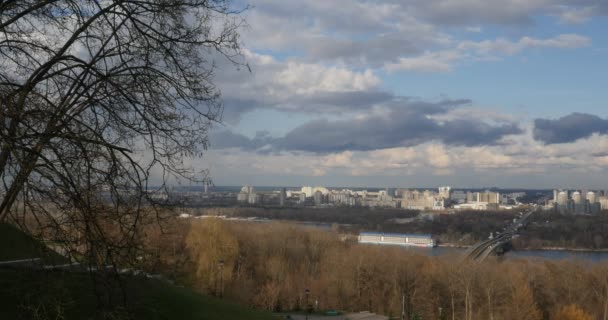 Kyjev Ukrajina levém břehu Dněpru Metro můstek Hydropark budov, poblíž stanice metra Livoberezhna brzy na jaře slunečný den modrá obloha kupovité mraky — Stock video