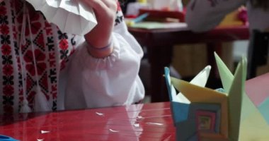 Kırmızı-beyaz Vyshyvanka kız beyaz kağıt çocuklardan Kusudama yapım Origami Origami Yarışması modüler Origami montajı yapmak Origami şekil yapar