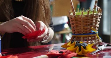 Kız kullanır tutkal ve modüler Origami birim Origami araya Origami Kusudama yapma kağıt Origami Yarışması olun kırmızı çiçek Kağıt Kids