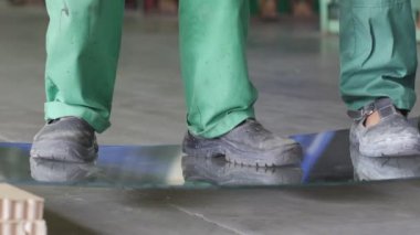 Temperli cam salıncakta iki işçi mahkemeye atmak cam katta cam yok cam tampon-kanıt Vandal direnci için test edilmemiş