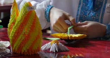 Modüler Origami araya Origami Kusudama yapım Clored kağıt Origami Yarışması yapmak ayçiçeği Kağıt Kids--dan mavi-beyaz Vyshyvanka çocukta yapar