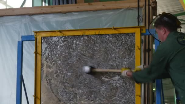 Dělníci udeřit kladivem na skle testování skla pro nerušený Vandal odpor Workshop výroby brýlí temperované sklo pancéřové sklo — Stock video