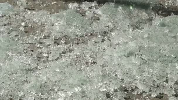 Bruchstücke von gehärtetem Glas bröckeln auf dem Boden Prüfung von Glas auf Manipulationssicherheit Vandalensicherheit Werkstatt Herstellung von Glasscheiben für Fenster — Stockvideo