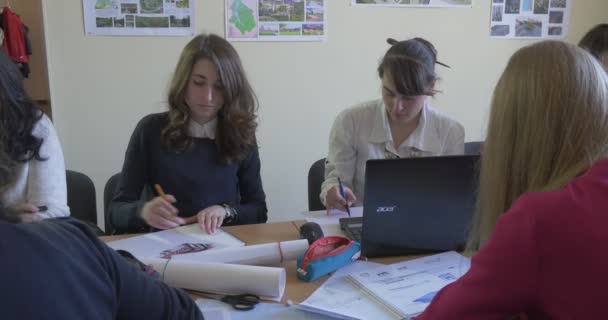 Estudantes da Faculdade de Arquitetura na Sala de Aula Professor Fala com o Estudante Desenhos de Desenhos de Arquitetura Desenhos Esquemáticos Desenhados sobre Papel — Vídeo de Stock