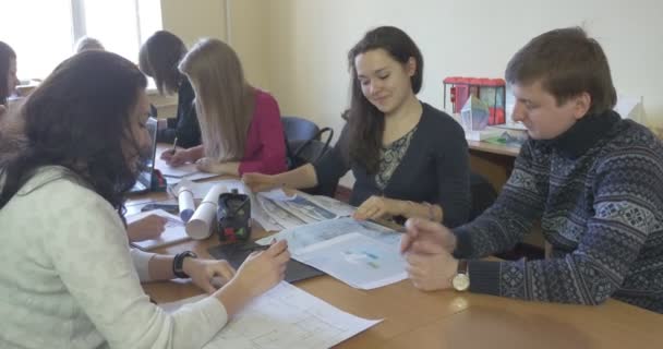 Estudantes Meninas Menino Arquitetônico Desenhos Desenhos Desenhos Esquemáticos Desenhado em Papel Faculdade de Arquitetura Na Sala de Aula — Vídeo de Stock