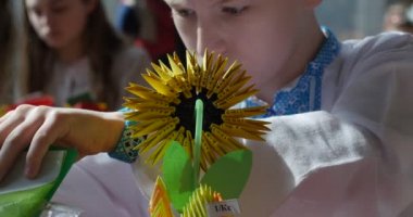 Mavi-beyaz Vyshyvanka çocukta papatya kağıttan yapar ve kanunla kağıt vazo Origami Yarışması Kusudama yapma modüler Origami araya koyar