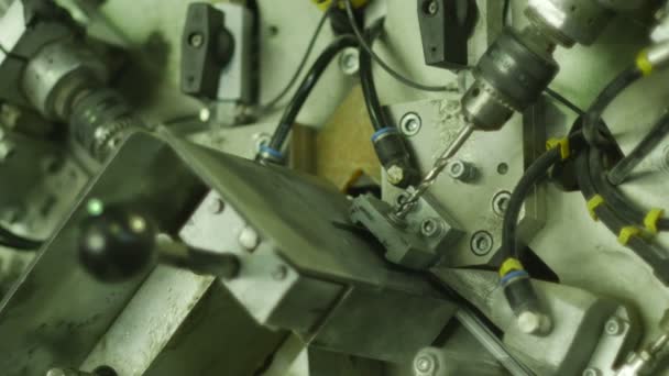 Maskin med en programvara är borrning en hål Aluminium ram Workshop tillverkning av glas Ukraina glas fabrik växt kabel-ledningar av maskinen — Stockvideo