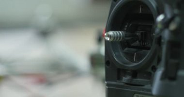 siyah plastik parça ön planda görünür bir işlemi ekipman ile