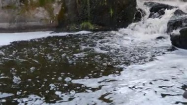 sonbahar günü güneşin yüksek kayalardan aşağı akan nehir görmek