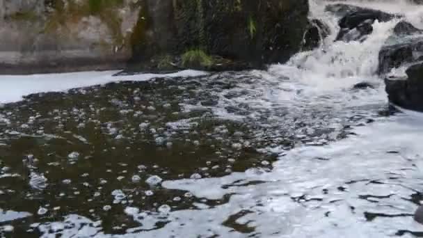 Vedere il fiume che scorre giù dalle alte rocce giorno d'autunno al sole — Video Stock