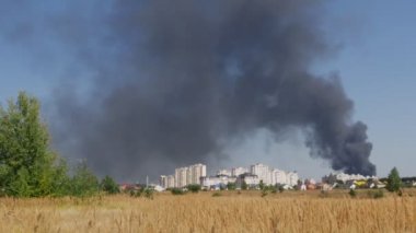 Şehirden sonbahar ay yükselen güneşli gün ile bir buğday alanı görünür siyah duman