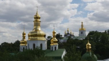 yeşil ağaçlar arasında binalar ile altın kubbe Ortodoks Kilisesi yaz manastır gördüm
