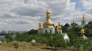 Gün uzakta olabilir bkz: Ortodoks Kilisesi altın kubbesi ağaçların arasında