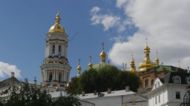 altın ile kilise kubbeleri beyaz duvarlar, bulutlu gökyüzü görebilirsiniz parlak güneşli bir günde