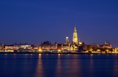 Antwerp, Belçika ışıklı şehir üzerinden gece görünüm