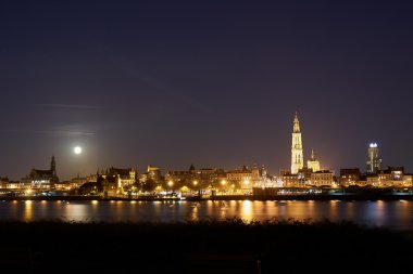 Antwerp, Belçika ışıklı şehir üzerinden gece görünüm