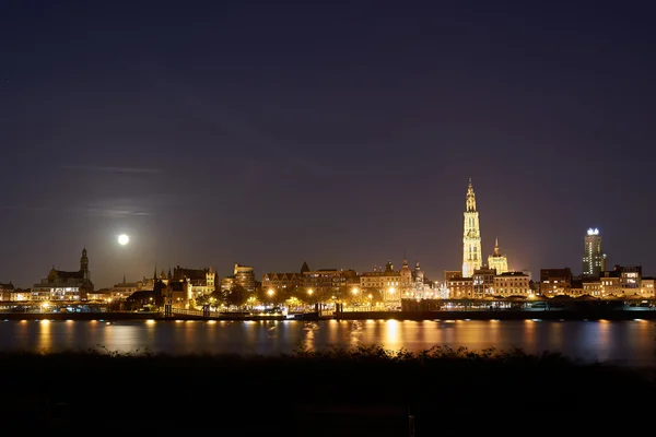 Vista noturna sobre a cidade iluminada de Antuérpia, Bélgica — Fotografia de Stock