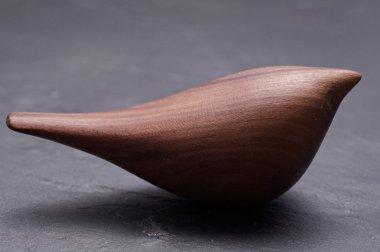 Closeof ahşap kuş kara taş yüzeyi kayrak.