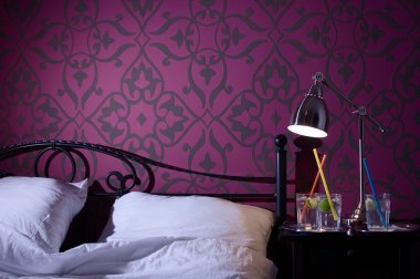Yatak odası çiçek desenli duvarlarda kokteyller gece standı