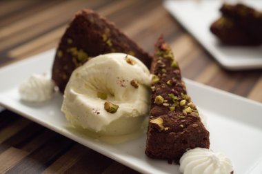 Koyu çikolata ve fıstık dondurma pasta Restoran e içinde