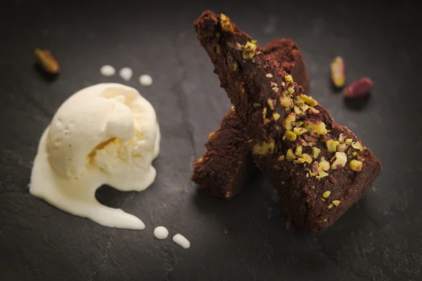Dark chocolate and pistachio cake vanilla ice cream decoration — Stock Photo, Image