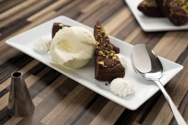 Koyu çikolata ve fıstık dondurma pasta Restoran e içinde