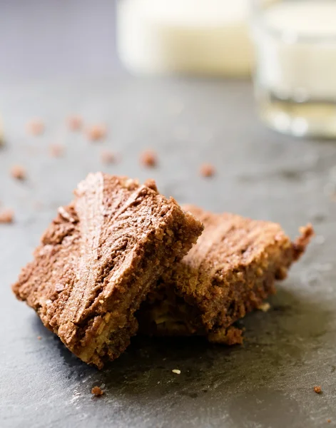 Marble cake brownies on top of each other with milk glass andmil — Stock Photo, Image