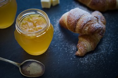 Homebaked puf böreği tereyağı kruvasan pudra şekeri ev yapımı 