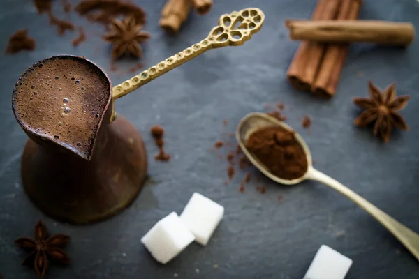 Siyah Türk kahvesi, tarçın, yıldız anason, kesme şeker