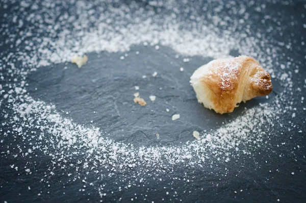 Koncepcja odżywiania, przedstawił jeść ciasta francuskiego rogalika masła, — Zdjęcie stockowe