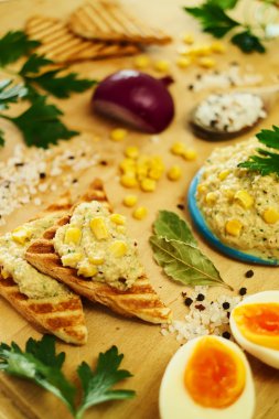 Korn tost ekmek üzerinde yayılmış ton balığı