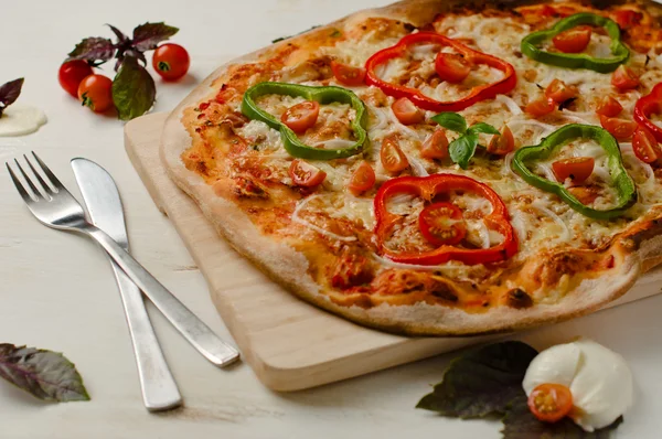 Delicious, freshly baked, homemade pizza with peppers, onions and basil — Stock Photo, Image