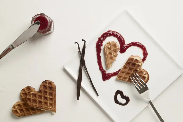 Gofres en forma de corazón, mermelada, salsa de chocolate, palitos de vainilla — Foto de Stock