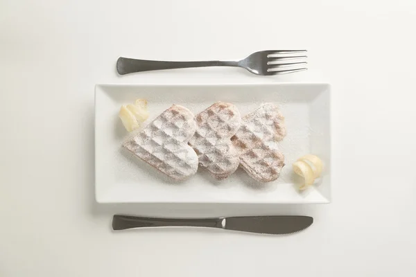 Kalp waffle limon lezzet, pudra şekeri dikdörtgen p hizmet