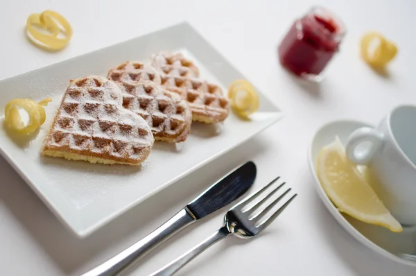 Kalp waffle limon lezzet, pudra şekeri dikdörtgen p hizmet