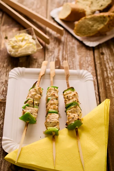 Izgara tavuk ve biber piknik ayarında bir şiş üzerinde